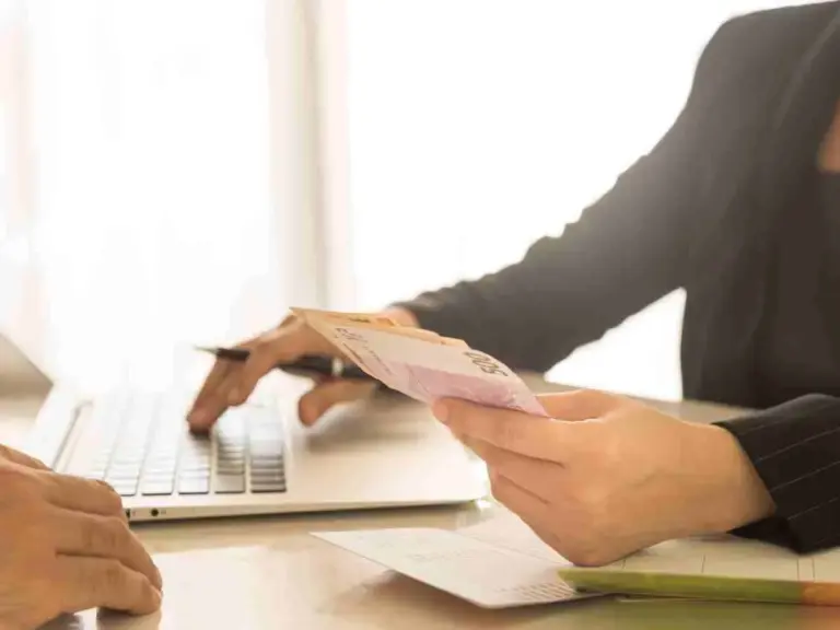 Oficina bancaria promocionando depositos a plazo.jpg.webp