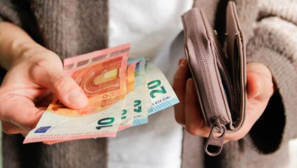 pagar con dinero efectivo