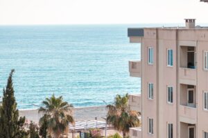 Dos meses de alquiler de verano en la Costa Brava supera los ingresos de un año completo en Girona capital